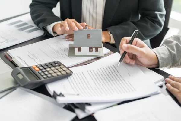 Vendre des murs commerciaux occupés : le bail, le rendement et le prix